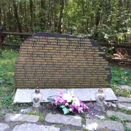 Pomnik w lesie w **Lesznowoli** upamiętnia poległych. Na kamieniu widnieje lista nazwisk.