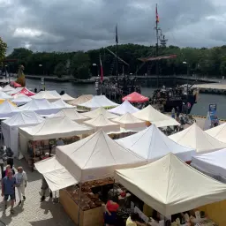 Kolberg: tętniący życiem polenmarkt z pirackim statkiem i stoiskami pełnymi skarbów.