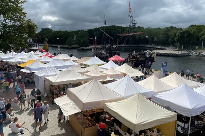 Kolberg: tętniący życiem polenmarkt z pirackim statkiem i stoiskami pełnymi skarbów.