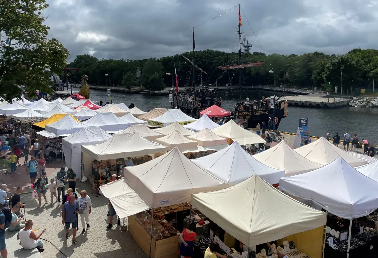 Kolberg: tętniący życiem polenmarkt z pirackim statkiem i stoiskami pełnymi skarbów.
